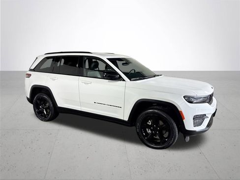 Used 2023 Jeep Grand Cherokee Altitude image 5
