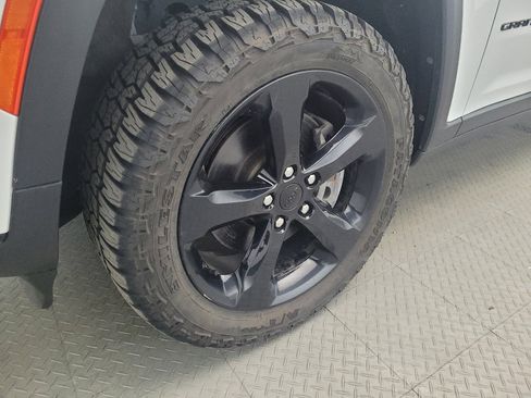 Used 2023 Jeep Grand Cherokee L Laredo AWD/4WD image 31