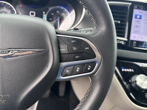 Used 2024 Chrysler Pacifica Touring-L FWD image 15