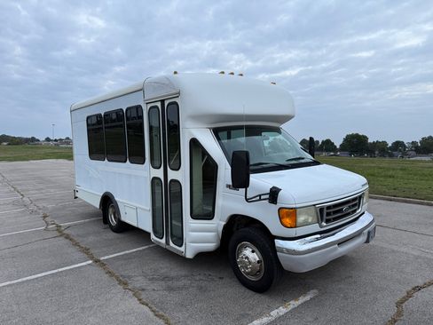 Used 2003 Ford E-350 and Econoline 350 Super Duty image 2