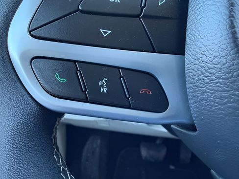 Used 2024 Chrysler Pacifica Touring-L FWD image 18
