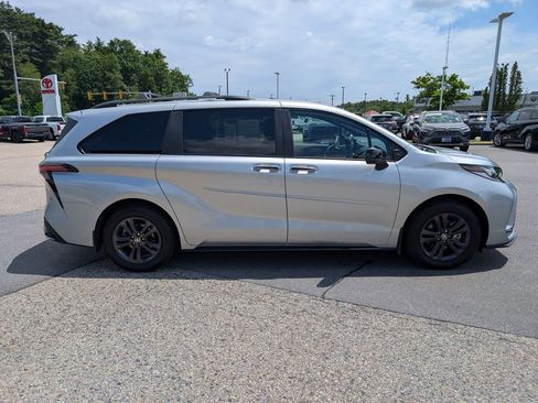 Used 2025 Toyota Sienna XSE w/ XSE Plus Package AWD/4WD image 7
