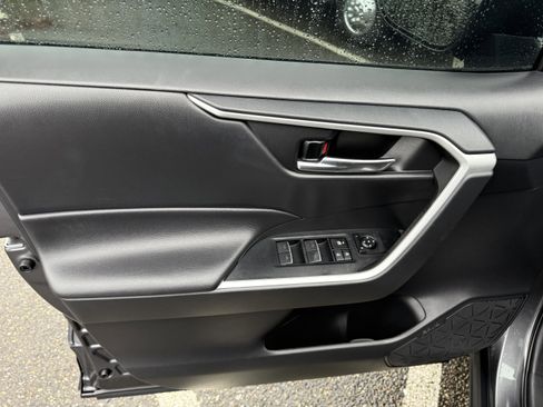 Used 2022 Toyota RAV4 XLE Premium image 16