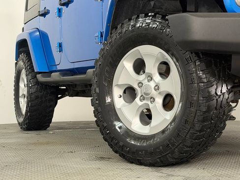 Used 2015 Jeep Wrangler Unlimited Sahara w/ Connectivity Group AWD/4WD image 17