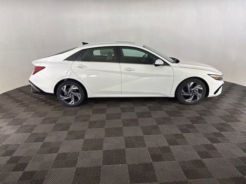 Used 2025 Hyundai Elantra SEL FWD image 5