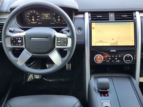 Used 2025 Land Rover Discovery Dynamic SE image 29
