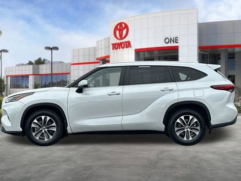 Used 2023 Toyota Highlander XLE AWD/4WD image 8