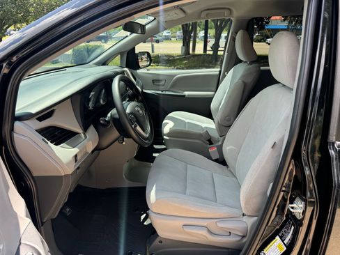 Used 2020 Toyota Sienna L image 14