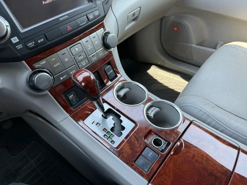 Used 2012 Toyota Highlander Limited w/ Tow Pkg FWD image 25