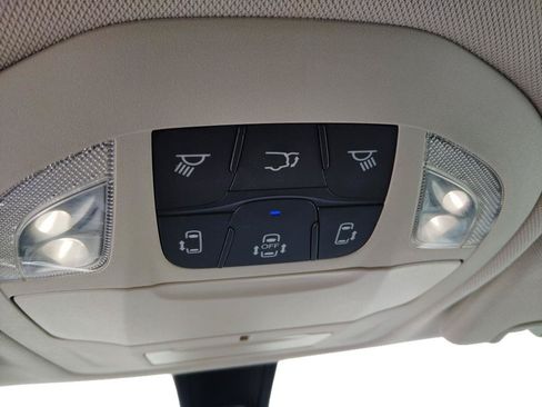 Used 2021 Chrysler Voyager Lxi FWD image 24