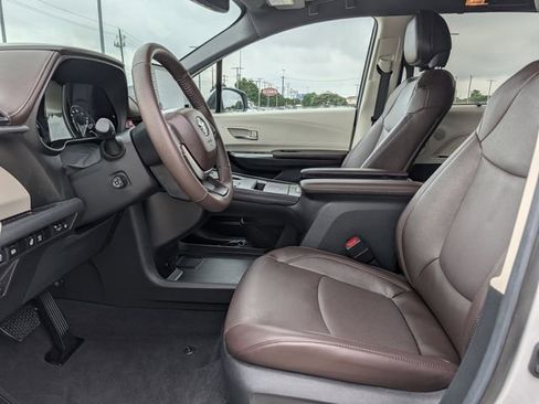 Used 2024 Toyota Sienna Platinum FWD image 26