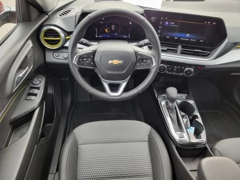 Used 2024 Chevrolet Trax LT w/ LT Convenience Package FWD image 11