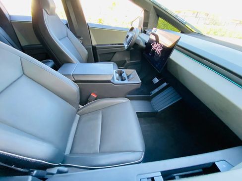 Used 2024 Tesla Cybertruck AWD Crew Cab image 32