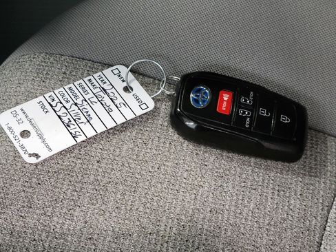 Used 2025 Toyota Sienna LE image 28