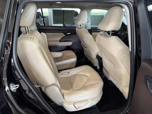 Used 2021 Toyota Highlander XLE image 12