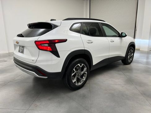Used 2025 Chevrolet Trax LT FWD image 9