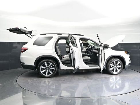 Used 2025 Honda Pilot Touring image 38