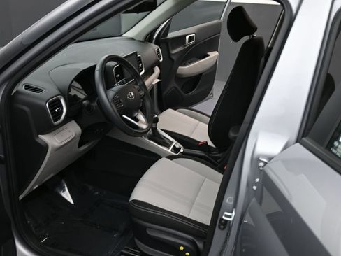 Certified 2025 Hyundai Venue SEL image 12