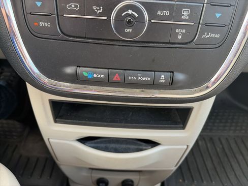 Used 2013 Chrysler Town & Country Touring FWD image 21