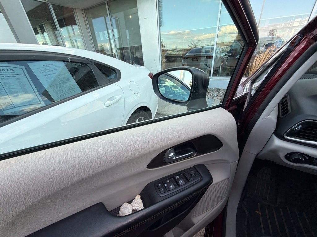 Used 2017 Chrysler Pacifica Touring w/ Tire & Wheel Group FWD image 10