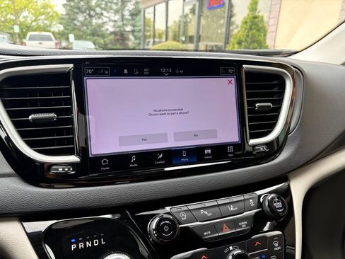 Used 2024 Chrysler Pacifica Touring-L FWD image 30