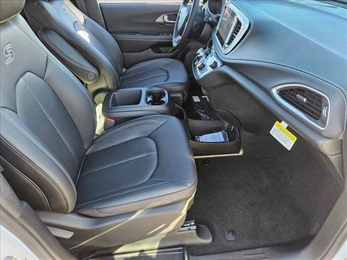 New 2026 Chrysler Pacifica Select w/ S Appearance Package FWD image 16