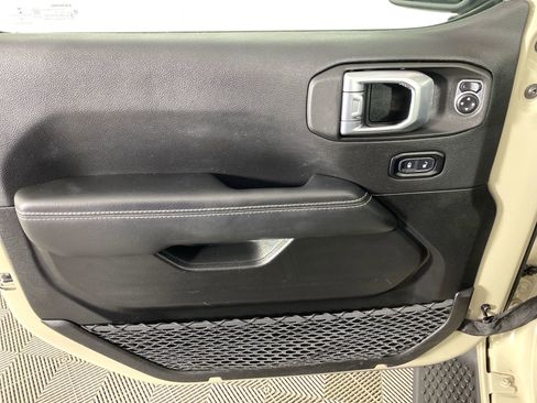 Used 2022 Jeep Wrangler Unlimited Sahara w/ Cold Weather Group image 16