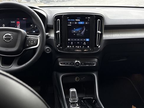 Used 2025 Volvo XC40 B5 Plus image 30