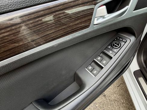 Used 2016 Hyundai Genesis 3.8 RWD image 8