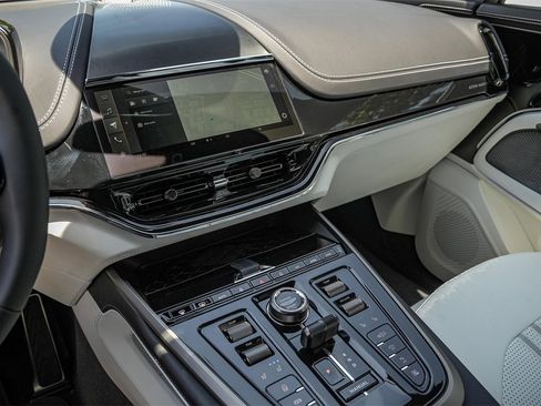 New 2025 Aston Martin DBX 707 image 10