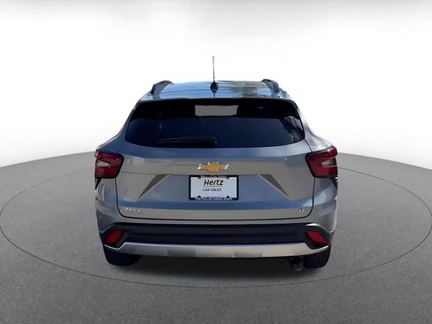 Used 2025 Chevrolet Trax LT FWD image 12