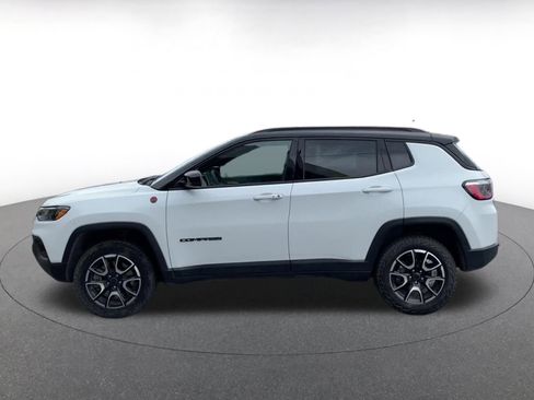 Used 2025 Jeep Compass Trailhawk image 9