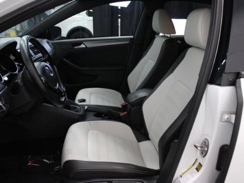 Used 2016 Volkswagen Jetta Sport FWD image 11