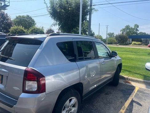 Used 2017 Jeep Compass Latitude FWD image 2