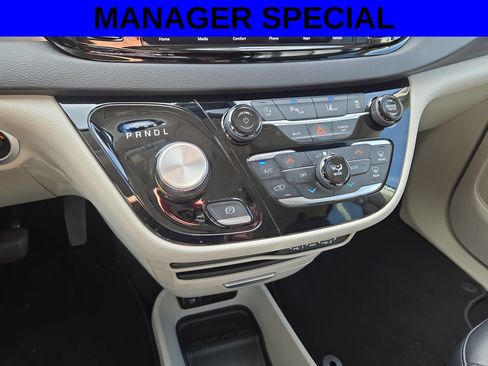 Used 2024 Chrysler Pacifica Touring-L FWD image 22