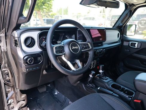 Used 2025 Jeep Wrangler Unlimited Sahara w/ Safety Group AWD/4WD image 16