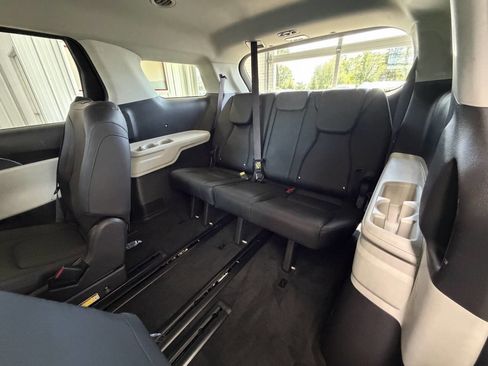Used 2023 Kia Carnival LX FWD image 24