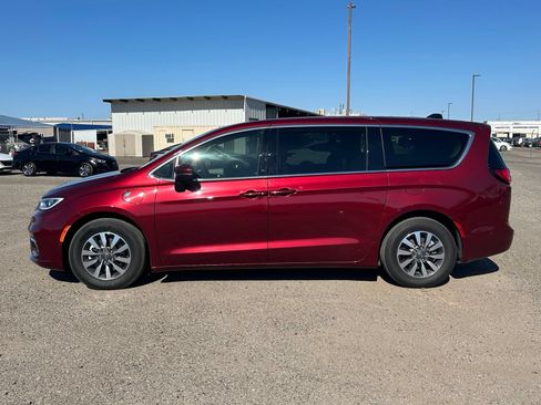 Used 2023 Chrysler Pacifica Touring-L FWD image 8