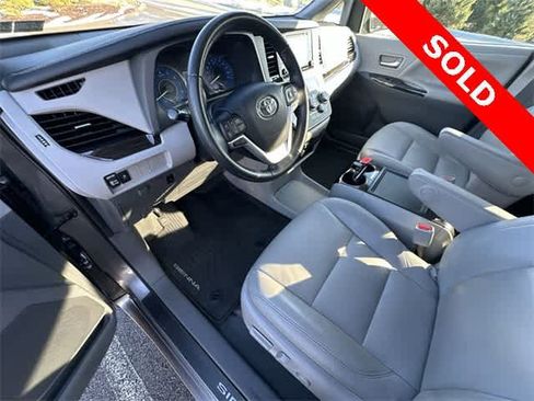 Used 2020 Toyota Sienna XLE image 16