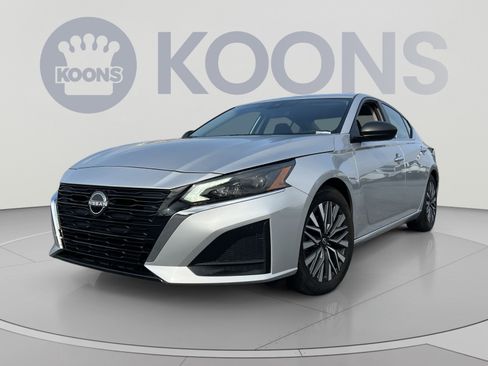 Used 2024 Nissan Altima 2.5 SV FWD image 1