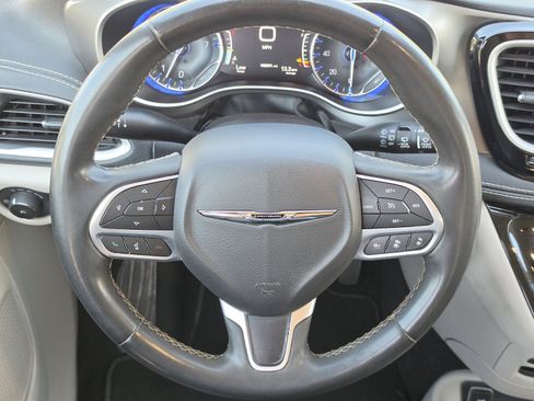 Used 2023 Chrysler Pacifica Touring-L FWD image 19