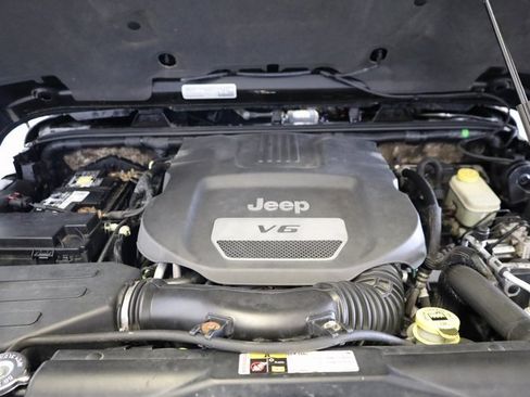 Used 2015 Jeep Wrangler Unlimited Rubicon w/ Max Tow Package image 31