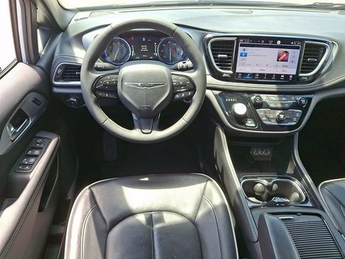 Used 2025 Chrysler Pacifica Limited FWD image 11