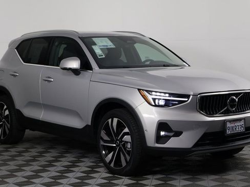 Used 2025 Volvo XC40 B5 Ultra w/ Climate Package image 3