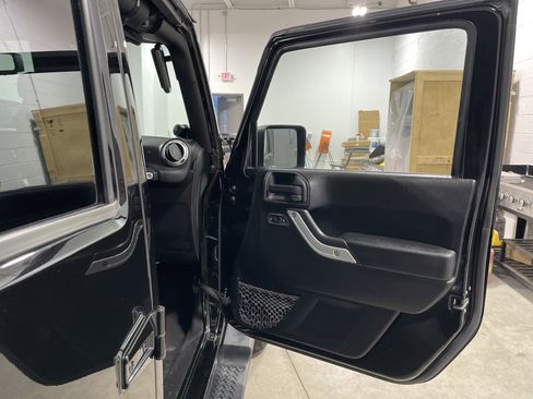 Used 2014 Jeep Wrangler Unlimited Sahara w/ Connectivity Group image 9