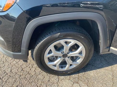 Used 2025 Jeep Compass Latitude w/ Sun & Sound Group AWD/4WD image 41