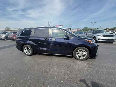 Used 2022 Toyota Sienna Platinum image 2