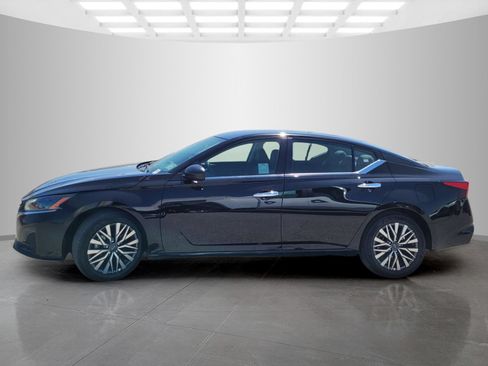 Used 2025 Nissan Altima 2.5 SV FWD image 7
