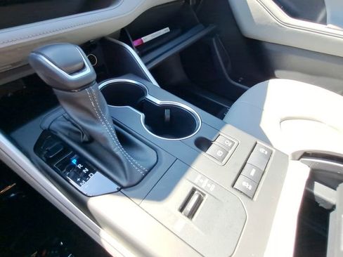 Used 2022 Toyota Highlander XLE image 24