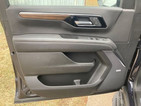 Used 2025 Chevrolet Tahoe High Country AWD/4WD image 21